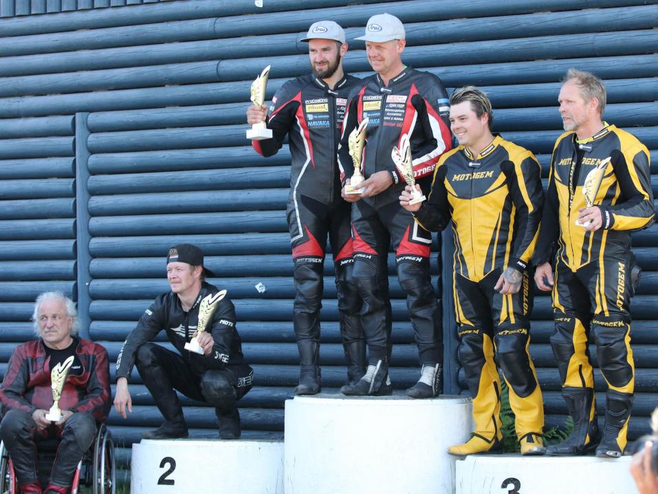 Motoparkin sivuvaunuluokan ensimmäisen osakilpailun podium: Markku Artiola, Matti Liekari, Eero Pärm, Lauri Lipstok, Joni ja Tero Manninen. Kuva: Harjukuvat