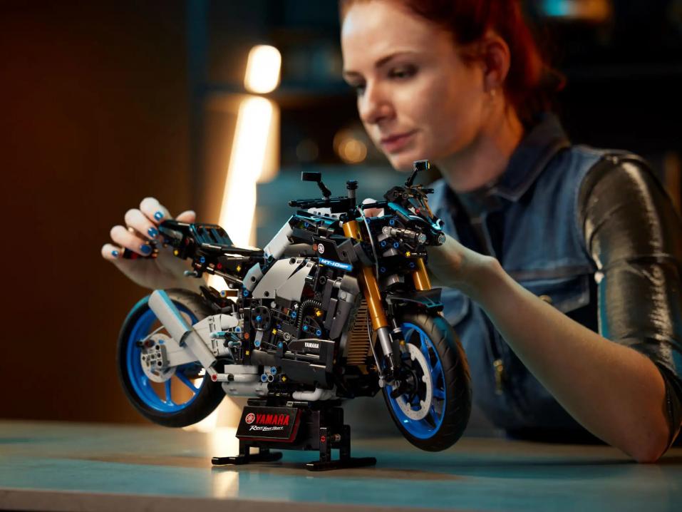 <p>Lego Technic -rakennussarjana Yamaha MT-10 SP. Näyttävä pienoismalli tulee myyntiin 1.8.2023.</p>