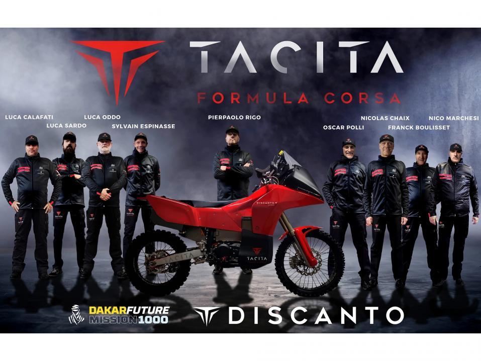 Tacita Discanto ja Dakar-tiimi. 