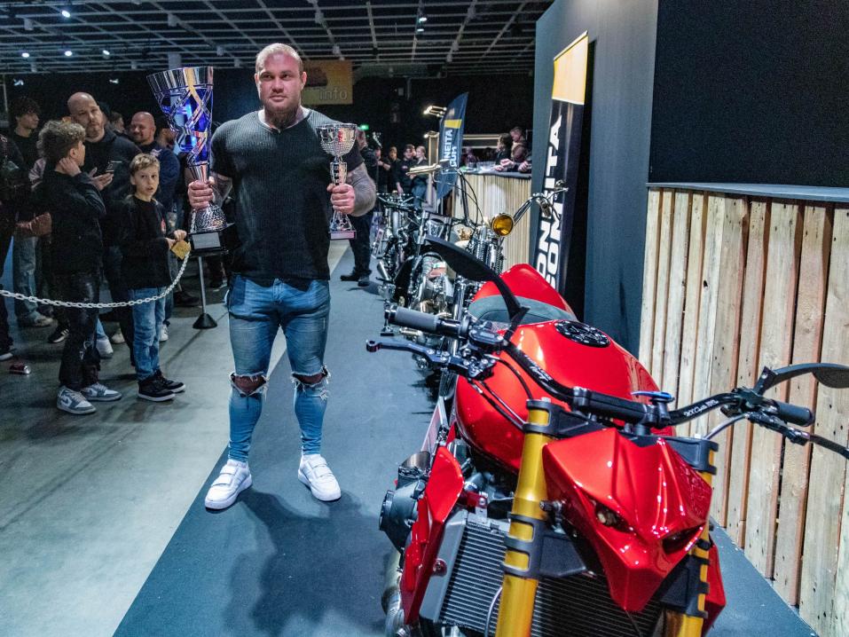 Rasmus Leibin ja näyttelyn paras pyörä, Kawasaki Z1000 Turbo, jolla myös voitettiin Street kategoria.