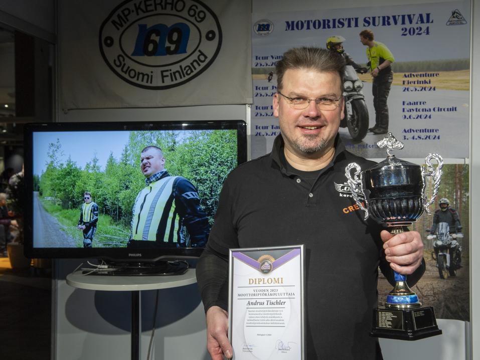 Andrus Tischler vastaanotti SMOK ry:n tunnustuksen ja kiertopalkinnon Helsingin MP24-moottoripyöränäyttelyssä. Kuva: SMOK.