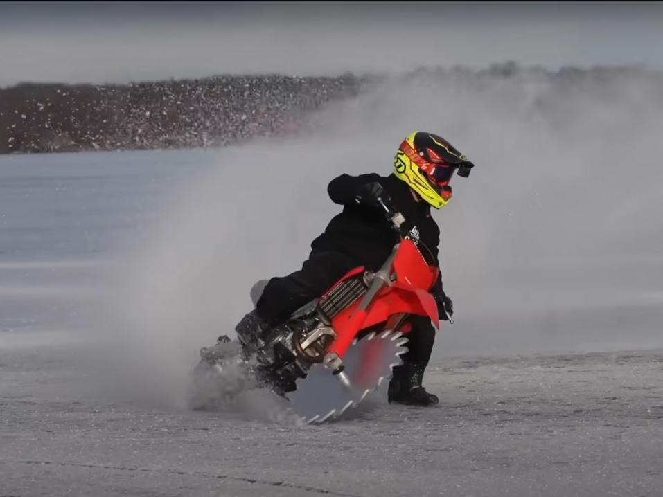 CBoysTV:n sirkkelinterin varustettu Hondan motocross-pyörä testissä jäällä.