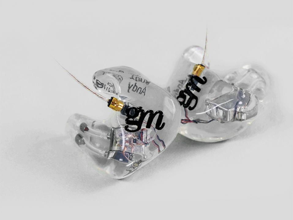 Sir George Martin Signature Series - muotoonvaletut kuulokkeet ovat itseasiassa kumpikin kolmikaiuttimiset.