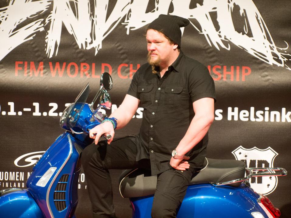 Näyttelijä Ville Haapasalo kertomassa kiinnostuksestaan moottoripyöräilyyn kevään MP-messuilla Helsingissä.