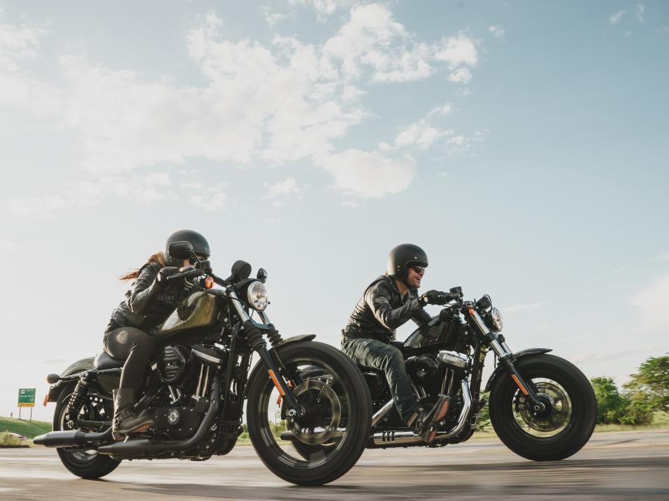 Kuvassa Harley-Davidson Iron 883 ja Fourty Eight vuosimallia 2016.