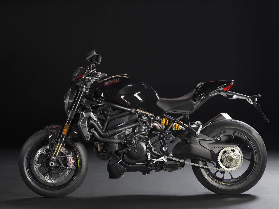 Vuosimalin 2016 Ducati Monster 1200R. Black.