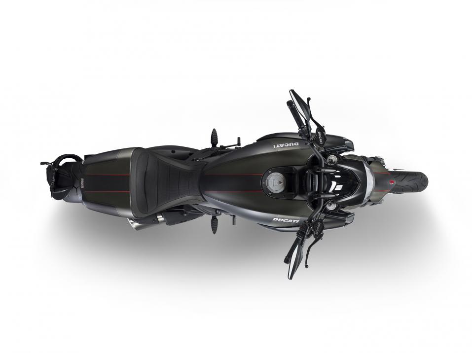 Ducati Diavel Carbon vuosimallia 2016.