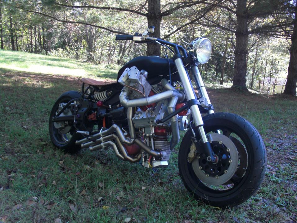 Kevin DeSchazerin valmistamalla 2,4 litran 3-sylinterisellä tähtimoottorilla ryyditetty Beastie-moottoripyörä.