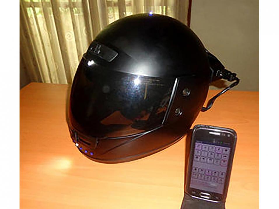 iHelmet-lisälaite kiinnitetään kypärän taakse ja sen toimintoja ohjataan joko älypuhelimen tai kaukosäätimen avulla.