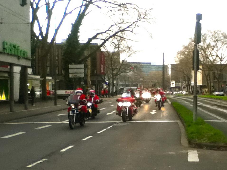 Joulupukkien yllätysparaati tulossa viime lauantaina Kölnissä.