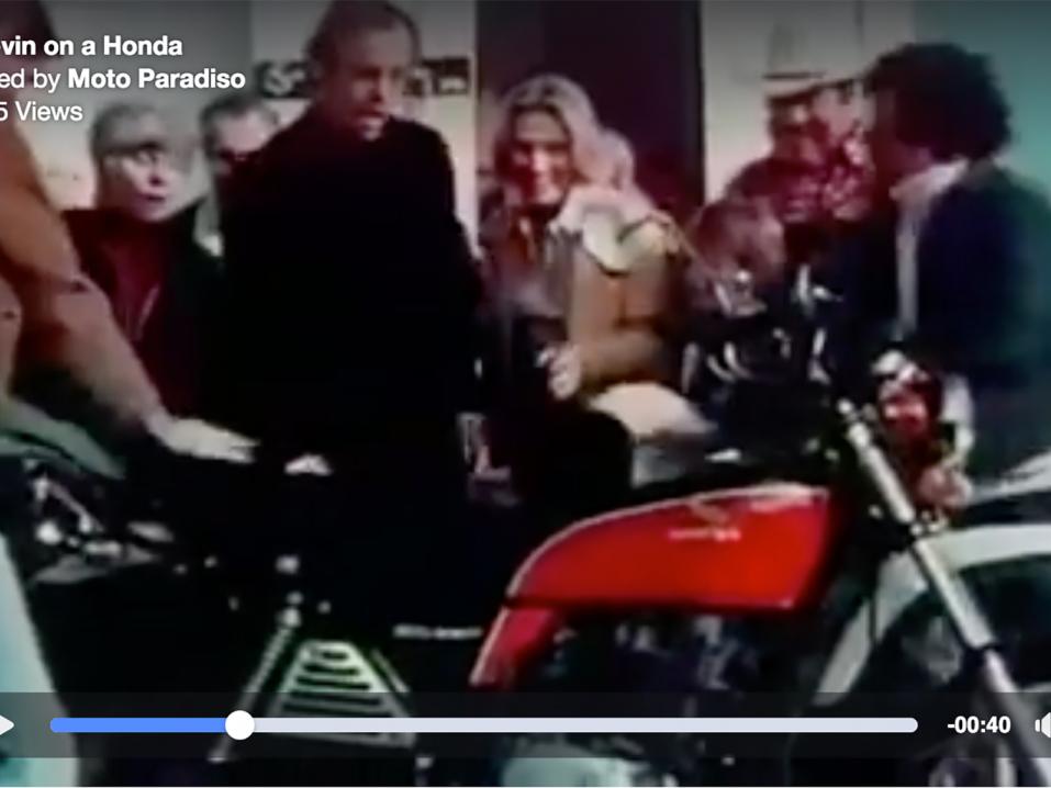 Malcolm Smith Honda-moottoripyörän seurakuntalaisilta lahjaksi saavana pappina.