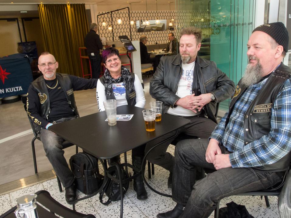 Kuvassa vasemmalta oikealle Pogosta MC:n Jorma Kuronen, Maija Kuronen, Kale Oinonen ja Jarmo Ikonen