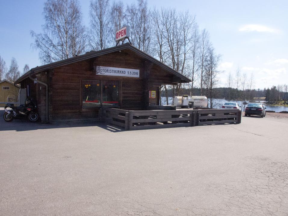 Motoristimyönteinen Grilli-Kahvila Katrilli Ristiinassa. Motoristikirkko pidetään siellä helatorstaina 5.5. kello 15.00 alkaen.