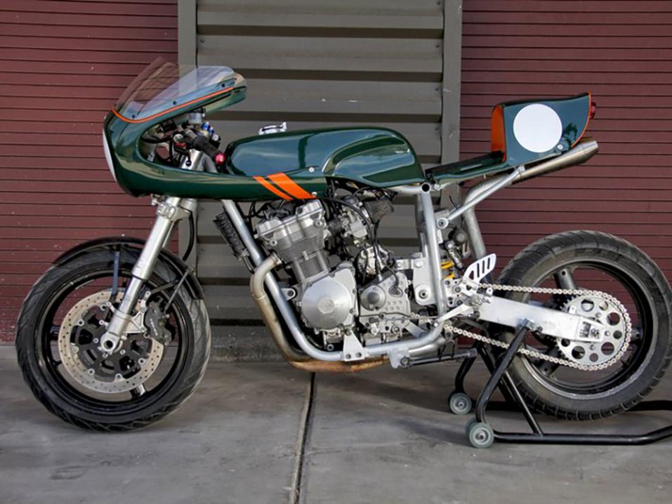 Moto8ight - rakennussarjasta koottava moottoripyörä. Kahvilaraaserilook on aika siisti.