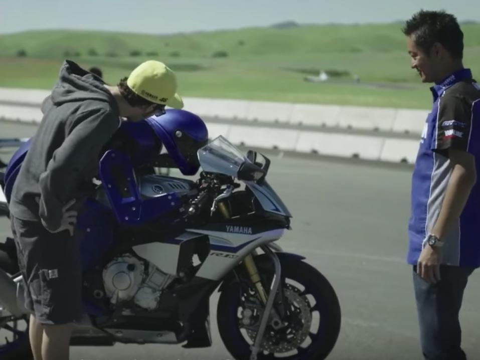 Tohtori Valentino Rossi tapaa 'ensi kerran' Yamahan Motobotin. Robotin, jonka on tarkoitus haastaa hänet ajamaan kilpaa.
