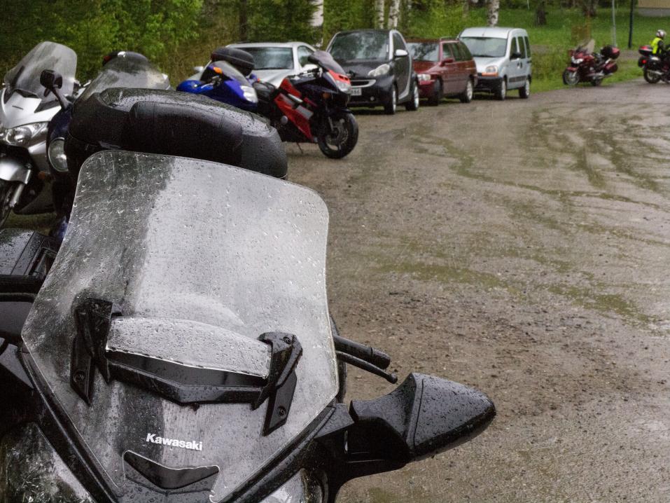 Sade ei tunnetusti suomalaisia motoristeja pelästytä, niinpä Oravikoskella riitti kävijöitä sateesta ja +11 C lämpötilasta huolimatta. Osa toki tuli autoilla.