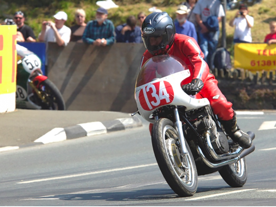 Robert White ajamassa Gilera 500 cc Grand Prix kisapyörän replikallaan 2006.
