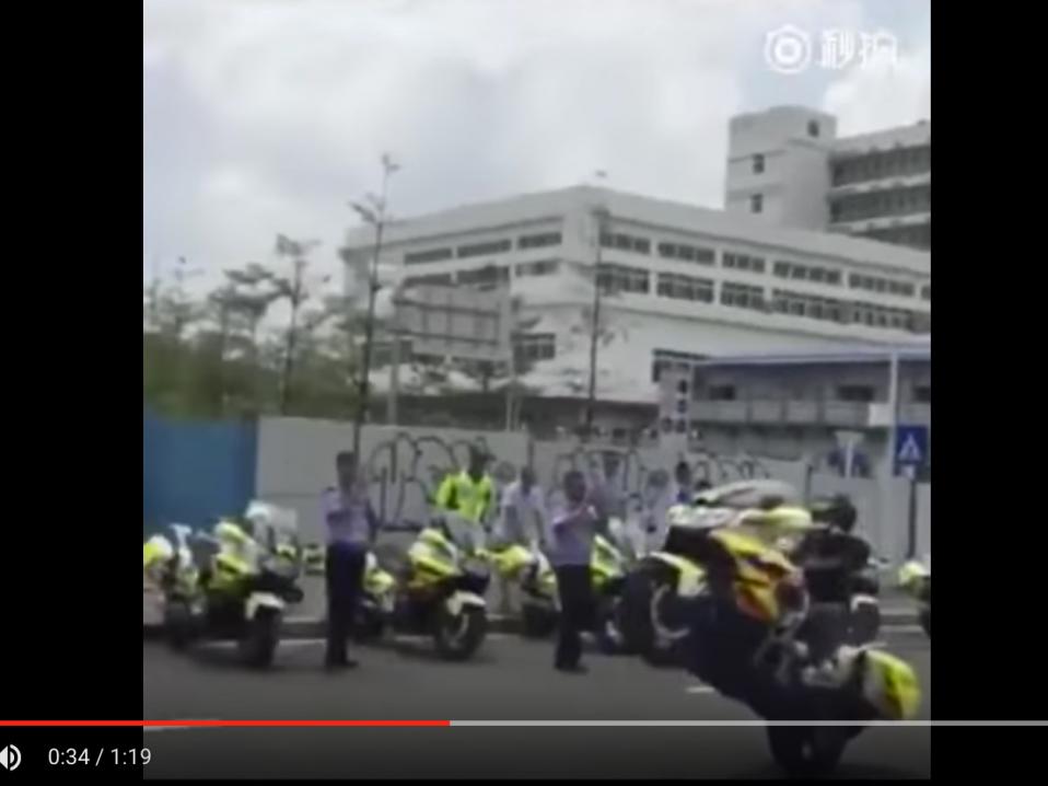 Stunttaamista poliisimoottoripyörällä Kiinassa.