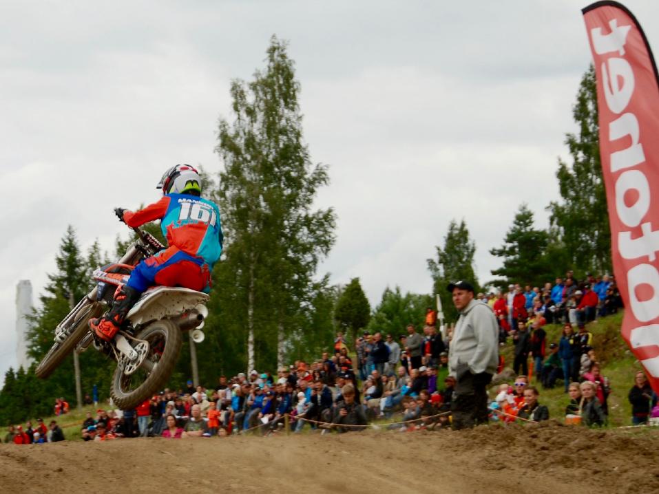 Aki Manninen sinkosi itsensä Karkkilan osakilpailussa voittoon ja MX1-sarjan kärkeen.