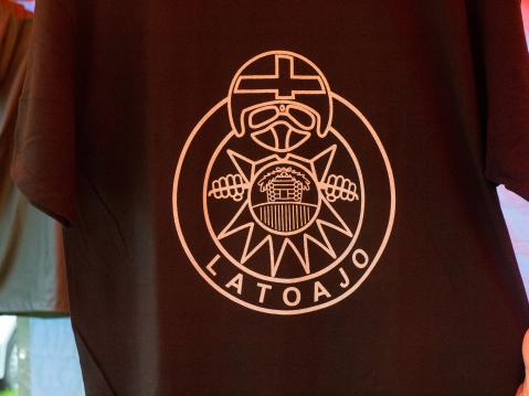 Latoajon logon on suunnitellut kreikkalaislähtöinen Ähtärissä asuva Peppi Seraidakis.