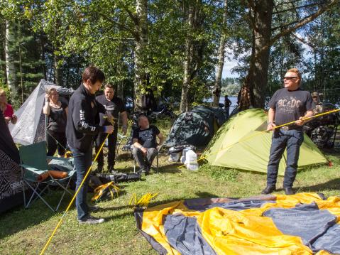 Kuvassa teltan pystytystä pohtimassa Eeva Malaska, Karita Koivisto, Olli Salolainen, Antsu, Tapsa Palomäki ja Iiris Matikainen.