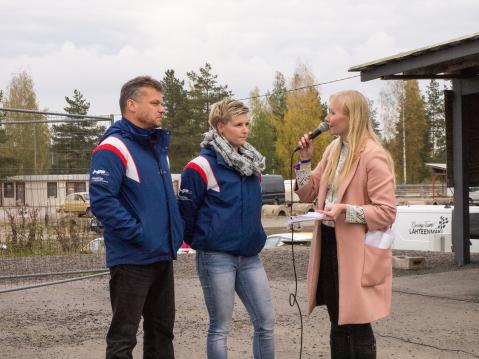 Pekka ja Kirsi tapahtuman juontajan Emma Kimiläisen haasteltavina.