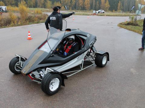 Suzukin 750-kuutioinen ja 155-hevosvoimainen moottori tarjosi puuhaa crosskartin ratissa. Lähdössä Tekniikan Maailman Heikki Parviainen.