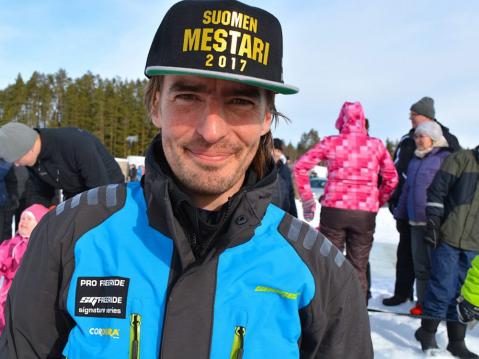Mikko Koskinen otti uransa ensimmäisen jääradan Suomen mestaruuden vietyään JR Open A -luokan nimiinsä. Kuva: Nita Korhonen