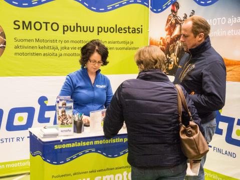 Myös suomalaisten motoristien edunvalvoja Suomen Motoristit ry oli paikalla. Kuvassa puheenjohtaja Marja Kuosmanen.