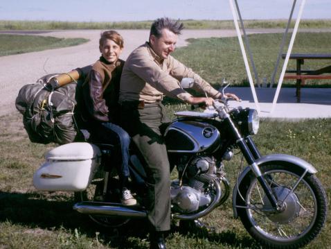 Robert M. Pirsig sekä hänen poikansa Chris vuonna 1968. Sekä tietysti Pirsigin rakkaudella huoltama moottoripyörä matkalla, josta Zen and the Art of Motorcycle Maintenance