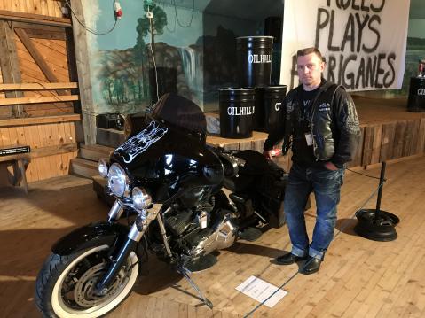 Mikko Pirinen ja näyttelyyn kiillotettu vm-02 Harley Davidson.