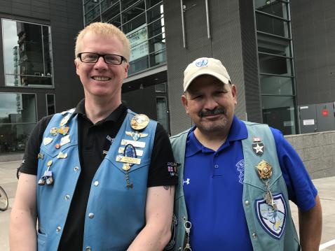 Kuvassa oikealta: Blue Knightsien kansainvälinen presidentti DJ Alvarez Texasista sekä varapresidentti Andreas Hohendorf Saksasta.