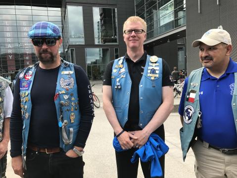 Kuvassa oikealta: Blue Knightsien kansainvälinen presidentti DJ Alvarez Texasista, varapresidentti Andreas Hohendorf Saksasta sekä Euroopan Konferenssin puhemies Ully-Bär Itävallasta
