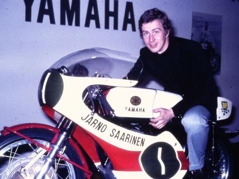 Jarno Saarinen moottoripyörän päällä Helsingin moottoripyöränäyttelyssä 1971. Kuva Soili Karme.