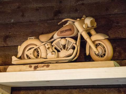 Reijo Pennan valmistama puinen Harley-Davidson kahvilan sisällä.