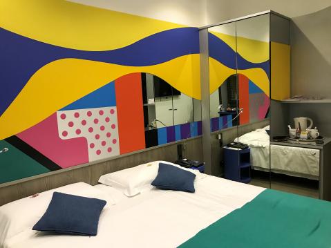 Hotellihuoneen seinillä olevat modernit taideteosten on tarkoitus luoda värien ja muotojen synergiaa, samalla symboloiden Italialaista maisemakuvaa.