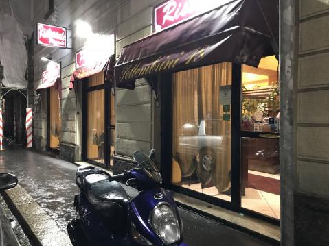 Ristorante Settembrini 18. Valoa Milanon sateiseen iltaan.