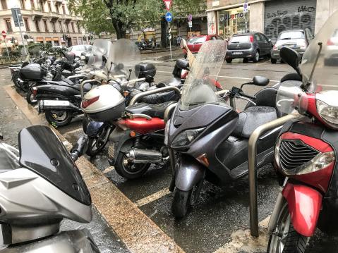 Skootteri on yleinen kulkuneuvo Milanossa ja lähes jokaisessa kadun kulmasta löytyy merkitty mp-/mopoparkki.