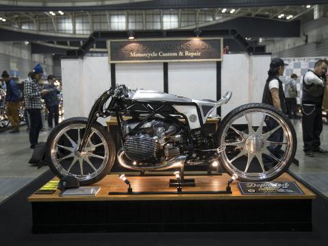 Japanilaisen Custom Works Zonin rakentama Departed, jossa moottorina on BMW:n 1800-kuutioisen bokserimoottorin prototyyppi.