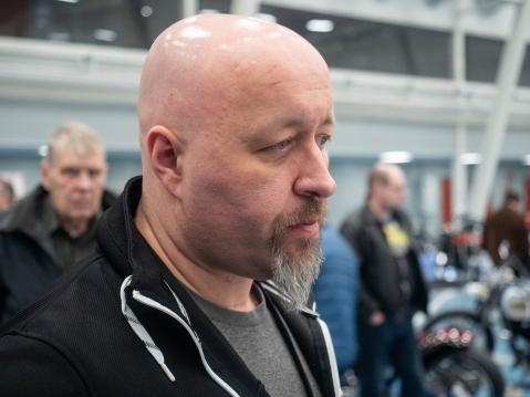 Juha-Pekka Rintamäki esitteli Seinäjoen mp-näyttelyssä suomalaista RMK E2 -sähkömoottoripyörää.