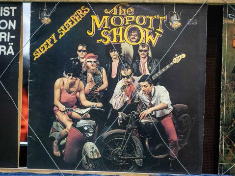 Sleeppareitten 'The Mopott Show'n' levykansi vuodelta 1979.