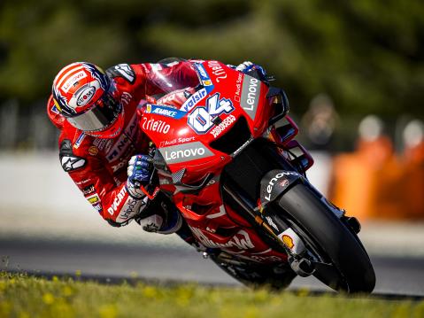 Marquezin ykköshaastaja Ducatin Andrea Dovizioso tässä vielä pystyasennossa.