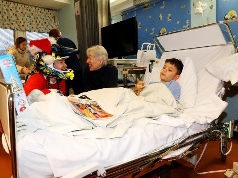 Joulupukin muori ja Joulupukki itse vierailemassa TYKSin lasten ja nuortenklinikalla.