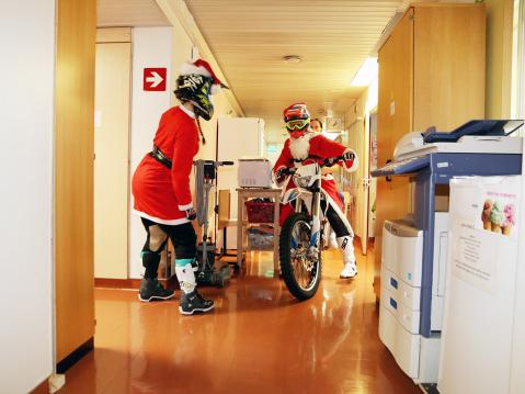 Joulupukin muori ja Joulupukki itse vierailemassa TYKSin lasten ja nuortenklinikalla.