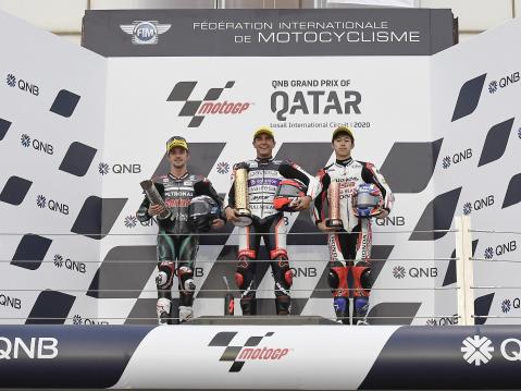 Qatarin sunnuntaisen Moto3-kisan podiumilla vasemmalta: McPhee, Arenas ja Ogura.