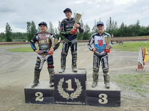 Kuvassa oikealta: Jesse Mustonen, Tero Aarnio ja Timi Salonen.
