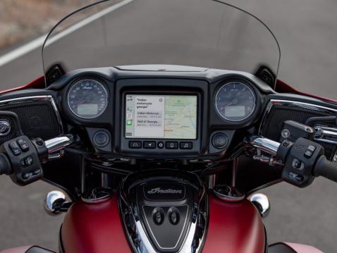 Apple CarPlay mahdollistaa mm. navigoinnin Ride Commandin ruudulla iPhonen ohjelmistolla - tai vaikka musiikinkuuntelun. CarPlay tukee Sirin puhekomentoja.
