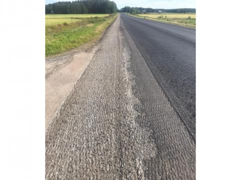 Tässä, ajaminen on tarkkaa ja varovainen pitää olla asfaltti on epätasainen ja huonoja kohtia on muutamia. Sateella on varmaan haastava. Kuva: Asko Peltola.