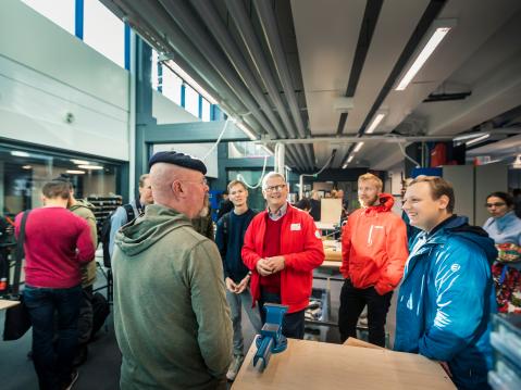 Jamie Hyneman kunnioitti vierailullaan Lappeenrannan teknisen yliopiston J. Hyneman Centerin avajaisia 2018.