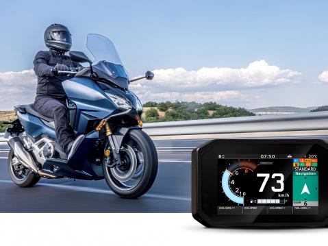 Vuoden 2021 malliseen Honda X-Adv -skootterihybridiin on saatavilla jo Honda Smartphone Voice Control system sek&auml; Honda RoadSync app.